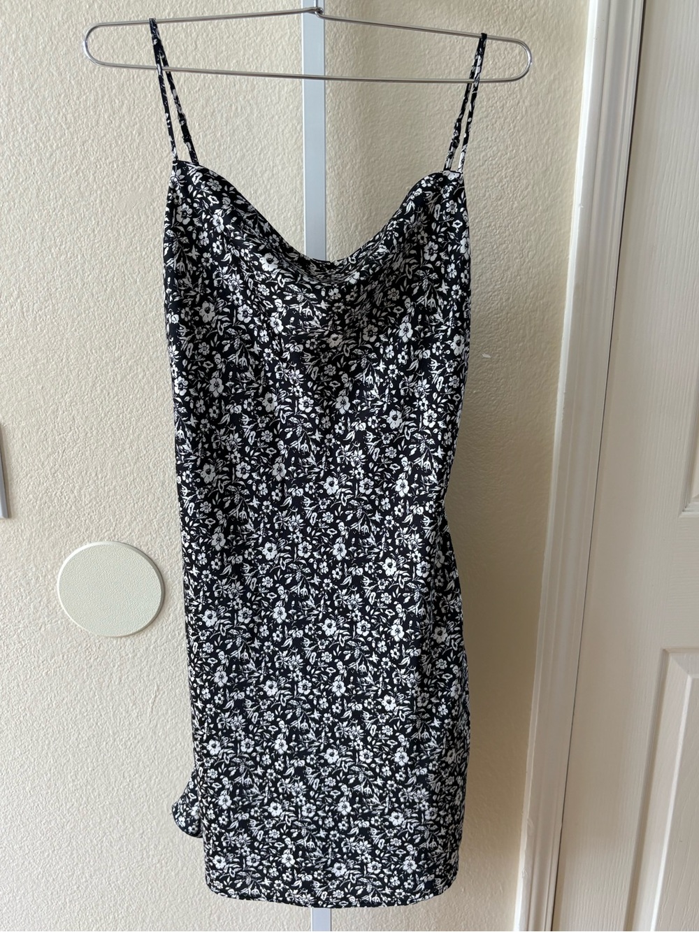 Abercrombie & Fitch Cami Satin Floral Slip Dress in Black / White - Size SP